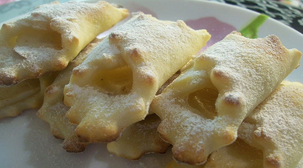 Cheese cookies with apple filling