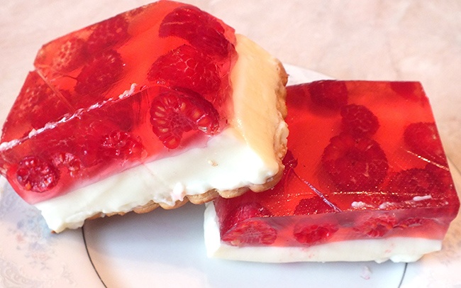 Cheese dessert without baking with raspberries