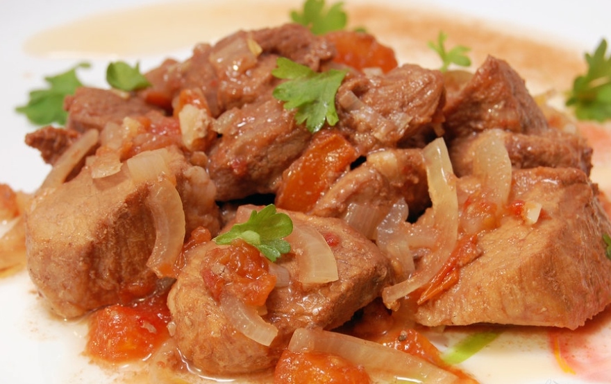 Pork in tea marinade with tomato and onion sauce