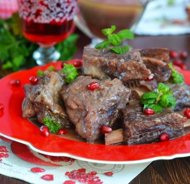 Veal stewed in pomegranate juice and wine