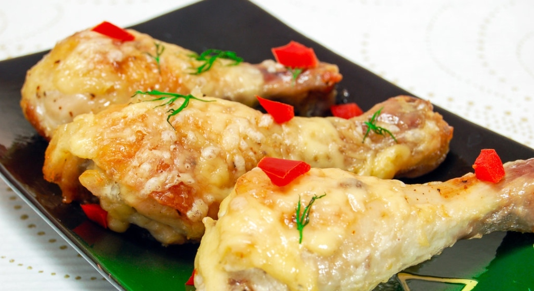 Chicken baked with cheese crust