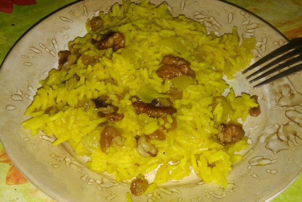 Saffron rice with raisins and nuts