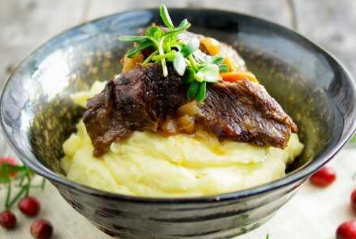 Meat stew with cranberries