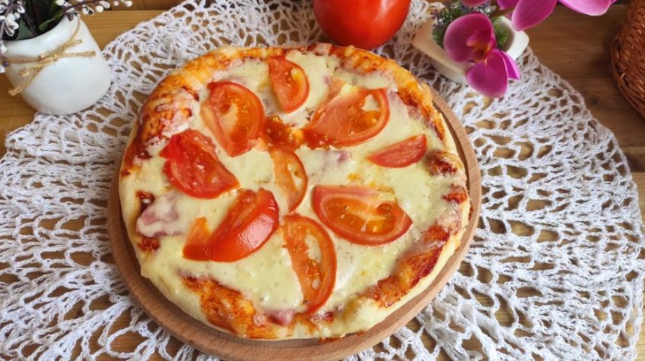 Delicious pizza with mozzarella and ham