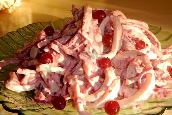 SALAD WITH SQUID WITH CRANBERRY SAUCE