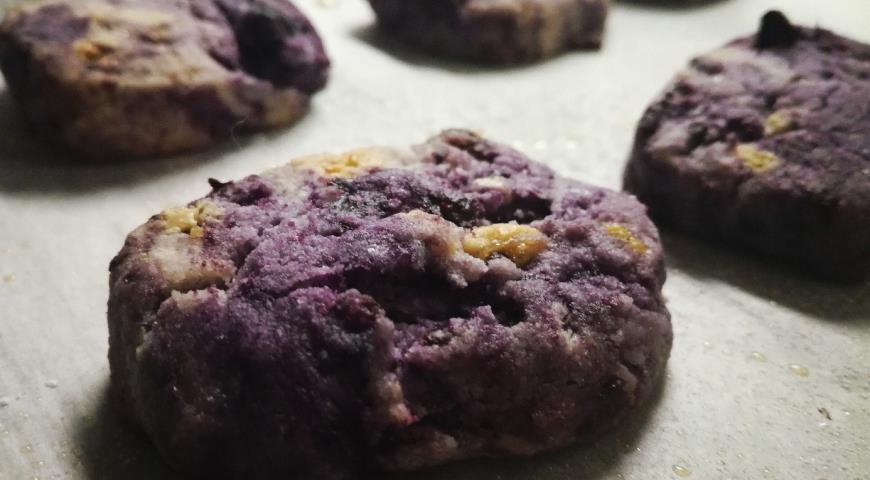 Purple cookies with white chocolate