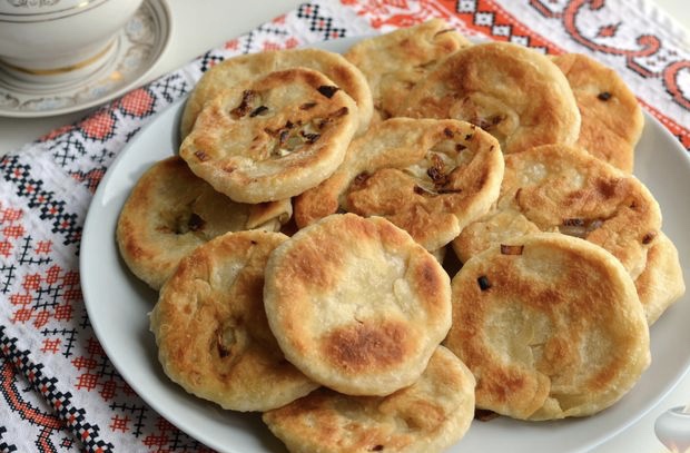 Lean onion cakes in a pan