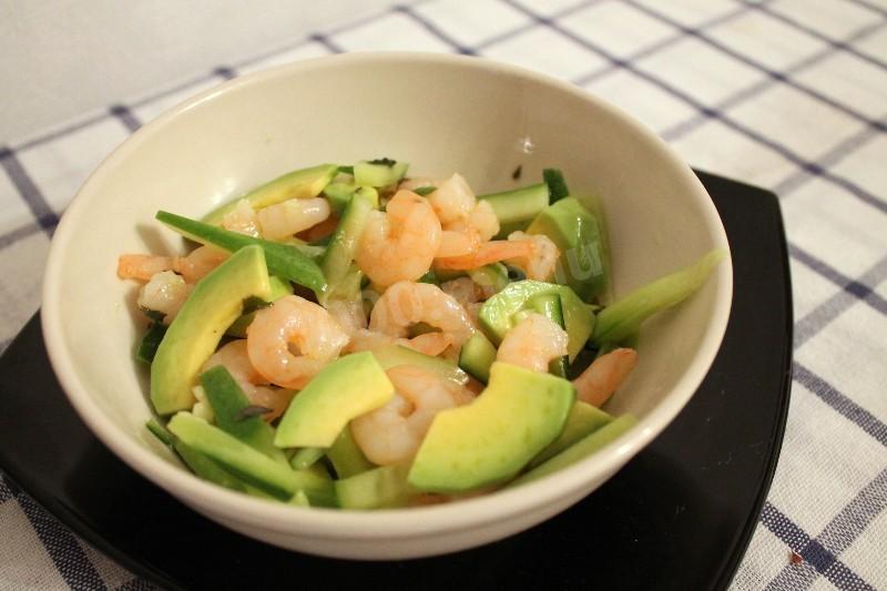 SALAD WITH SHRIMPS, AVOCADO AND CUCUMBER