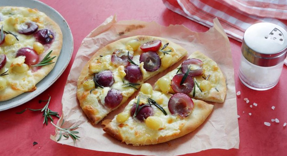 Pizza with grapes and goat cheese