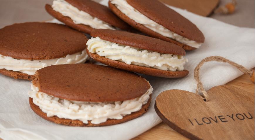 Whoopi cookies with butter cream