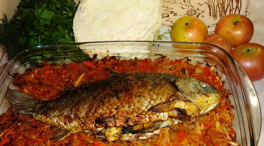 Baked crucian carp with apples and cabbage