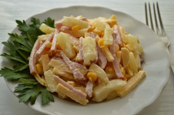 Hearty salad with ham