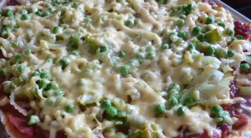Pizza with fennel and green peas