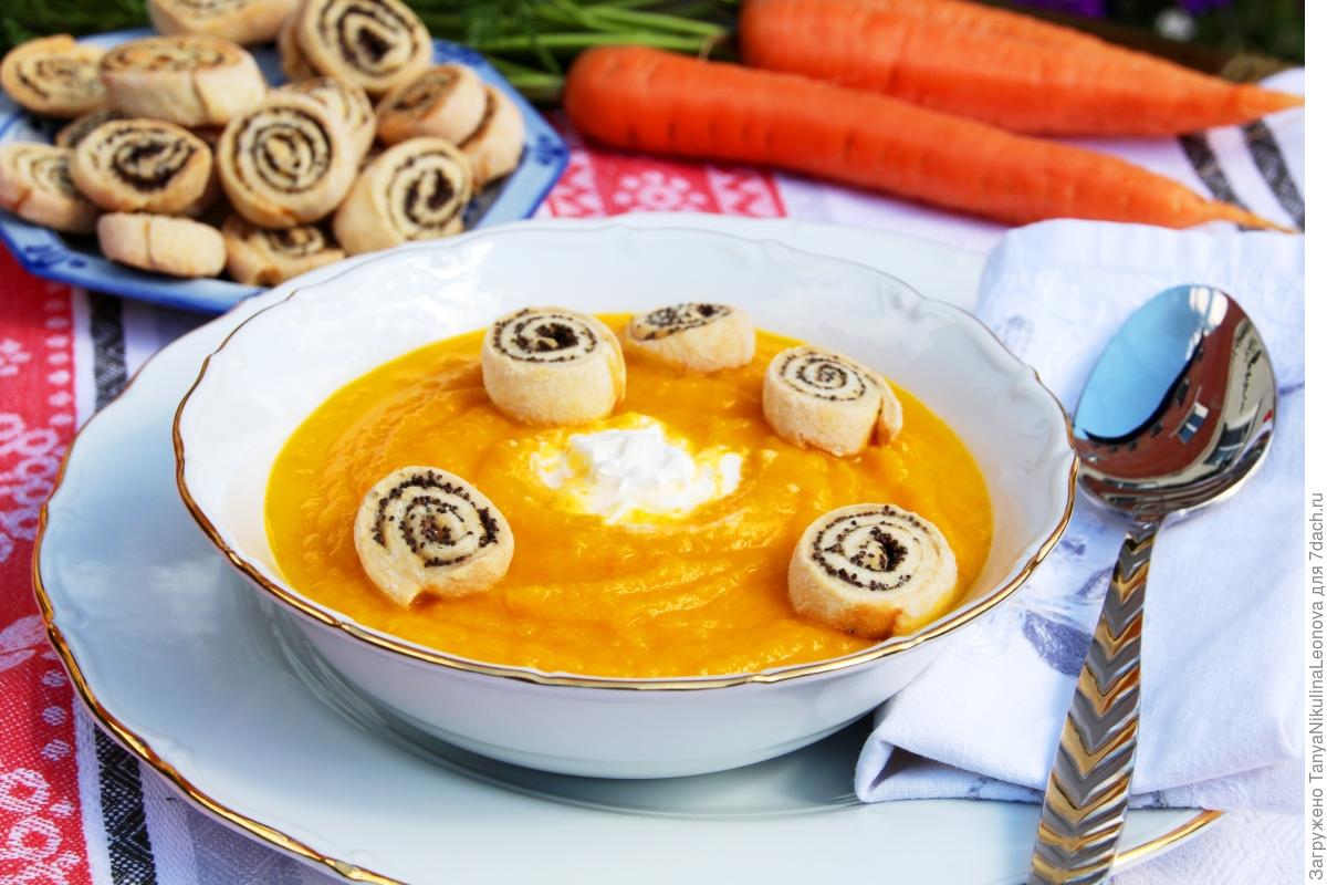 Carrot cream soup with poppy sand crumbs