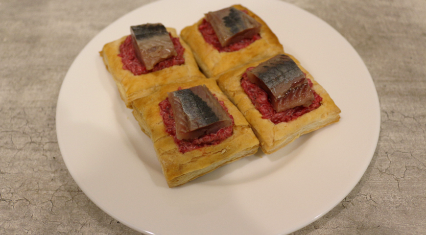 Puffs with beetroot filling and herring