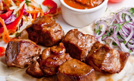 Pork skewers in beer in the oven