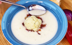 Lean cauliflower puree soup with coconut milk