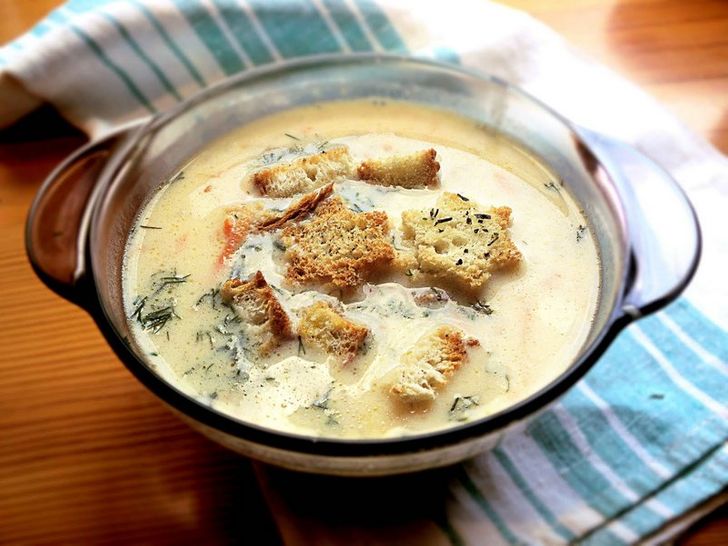 Cheese soup with white wine and nutmeg