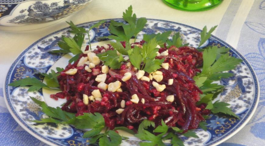 Warm salad with red rice and beets