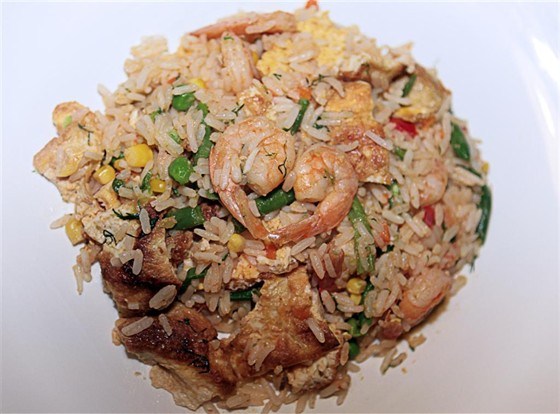 Rice with shrimps, vegetables and omelet