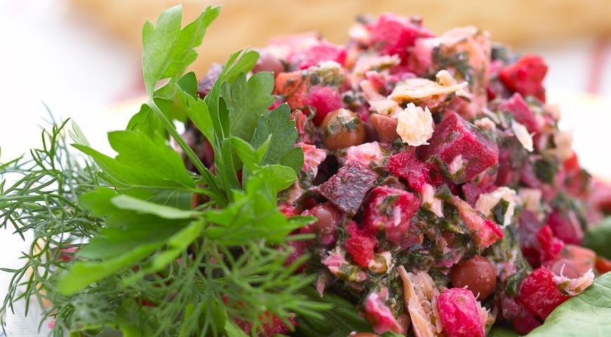 Vinaigrette salad with seaweed and fish