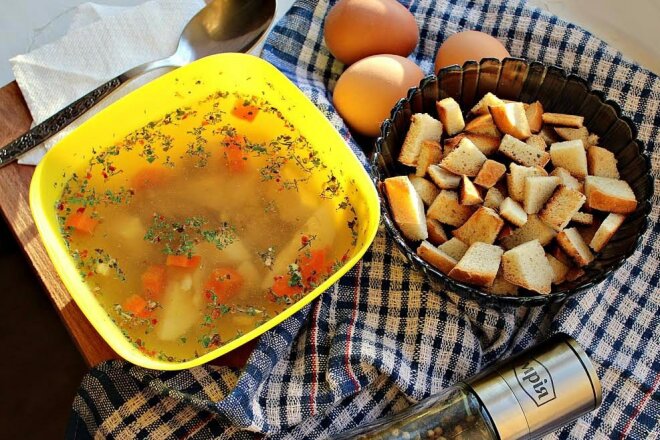 Chicken broth with egg, carrots and croutons