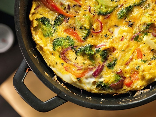 Broccoli omelette with tomatoes and cheese