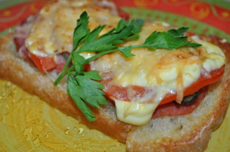 Hot sandwiches with tomatoes and bacon