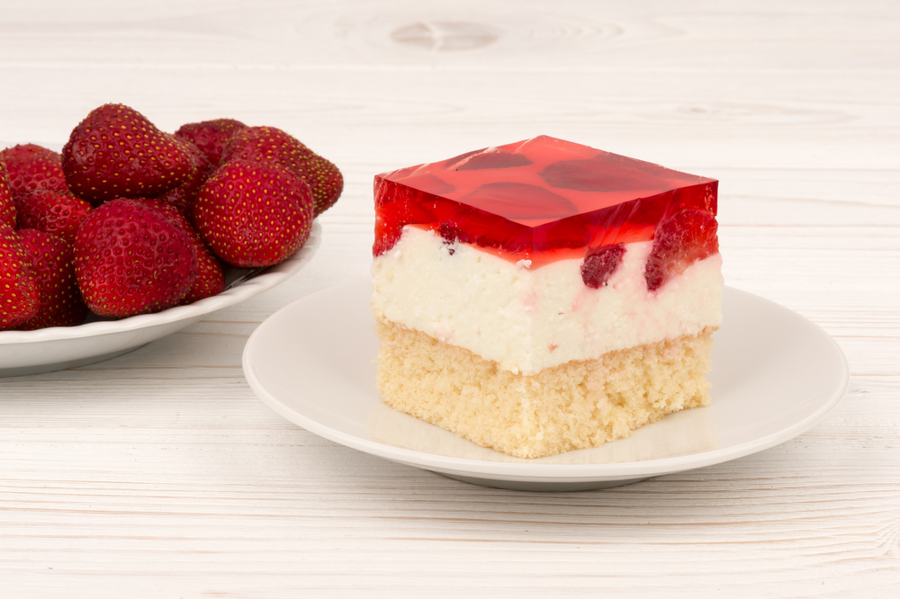 Cheese and jelly cake with strawberries