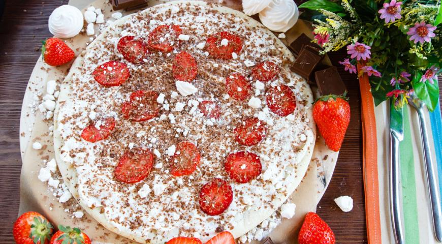 Dolce pizza with strawberries, milk chocolate and meringues