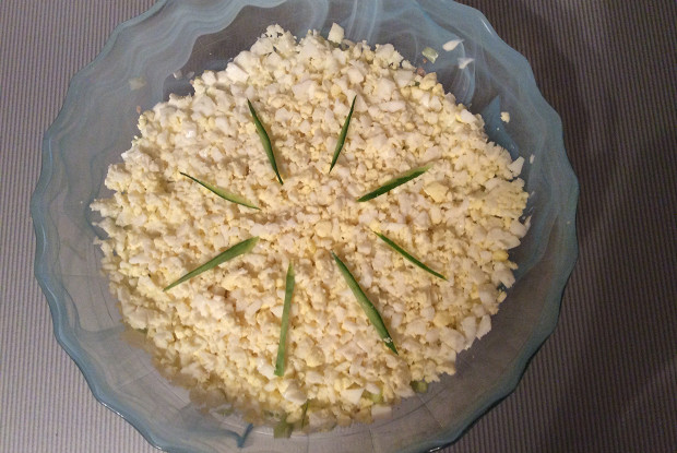 Layered salad with tuna, rice and onions