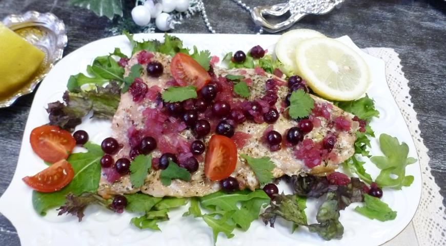 Stewed pink salmon with cranberry sauce