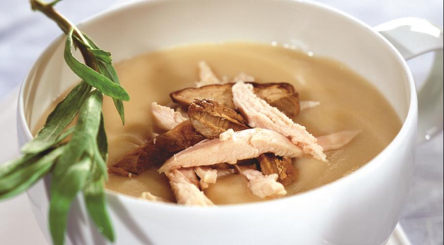 Creamy soup with mushrooms and chicken