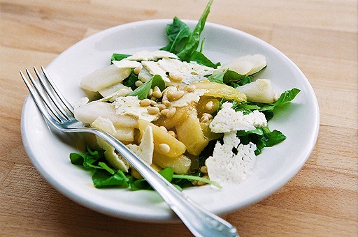 Pear salad with arugula and sheep cheese