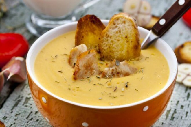 Carrot puree soup with chicken fillet
