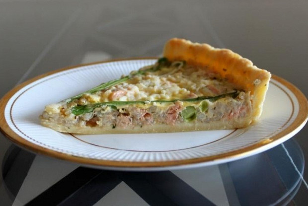 Quiche with rice, salmon and asparagus
