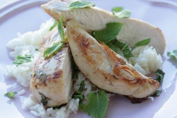 Chicken with rice and mint sauce