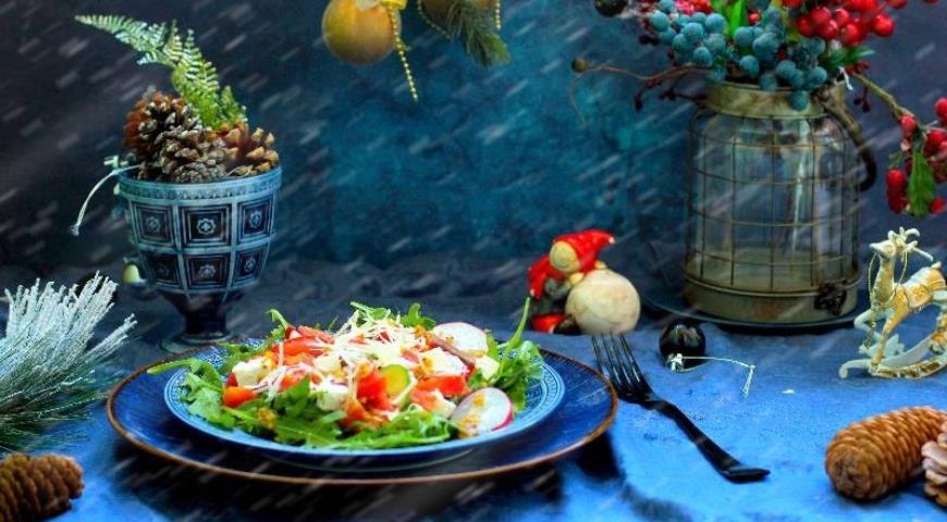 Vegetable salad with lightly salted salmon