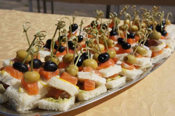 Prepare a snack with red fish and olives
