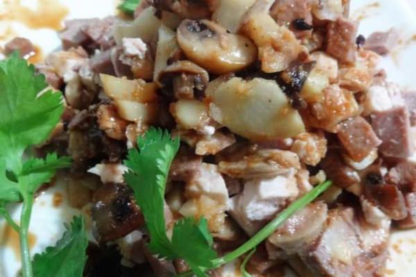 Simple and delicious salad with mushrooms