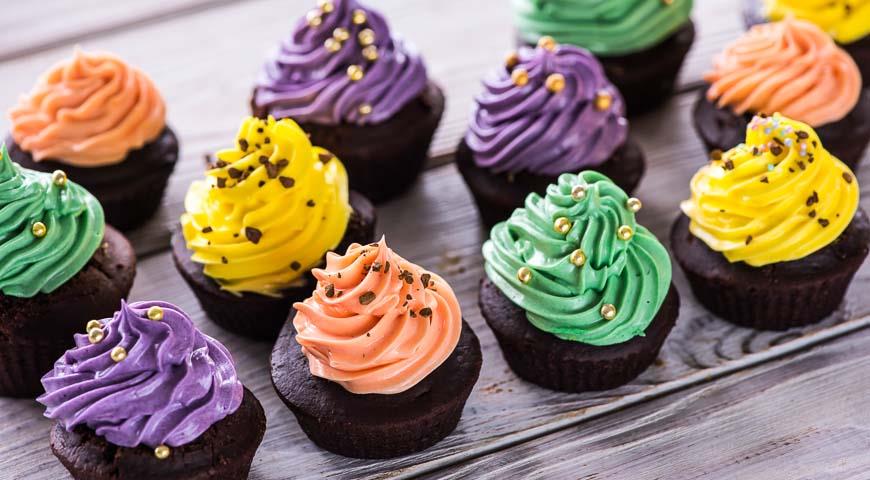 Coffee and chocolate cupcakes with multi-colored cream