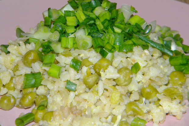 Rice with egg, peas and soy sauce