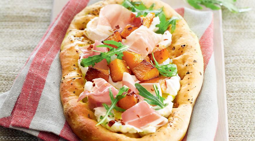Mini pizza with pumpkin, goat cheese and ham