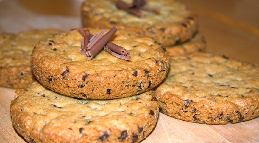 Cookies with chocolate drops and coconut flakes