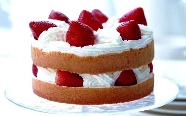 Sponge cake with strawberries, kiwi and cherries