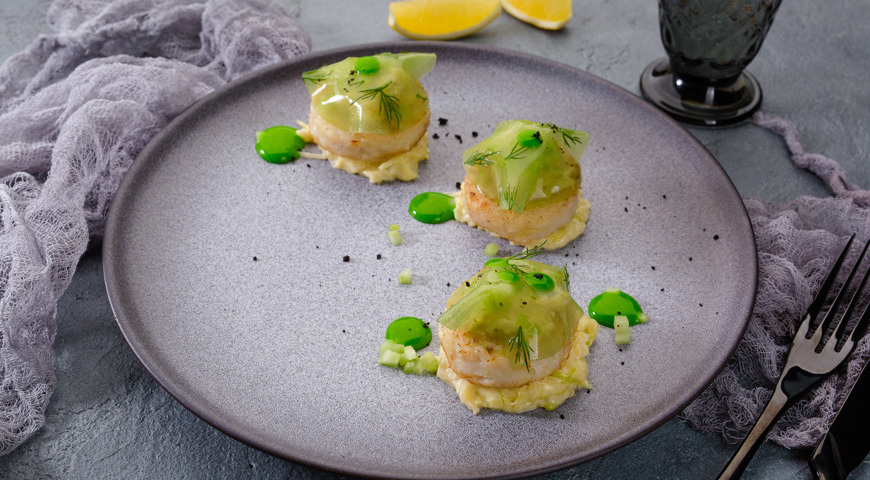 Pike perch cutlets with creamy sauce, cucumber jelly and leek and fennel garnish