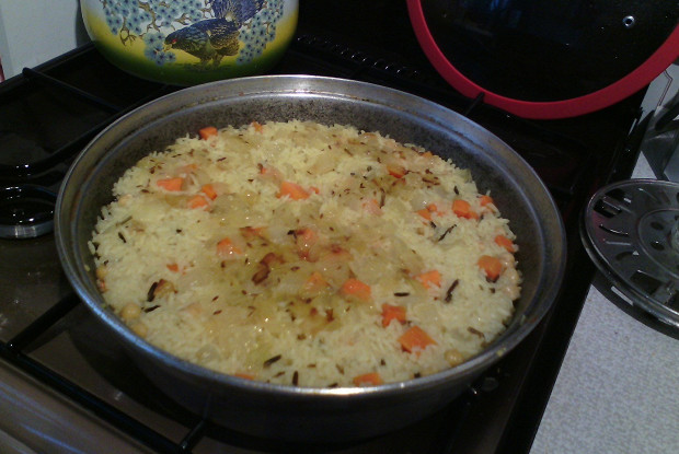 Fried rice with carrots, onions, chickpeas and Indian spices