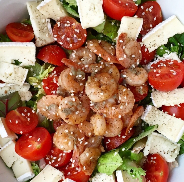Salad with shrimp and sesame