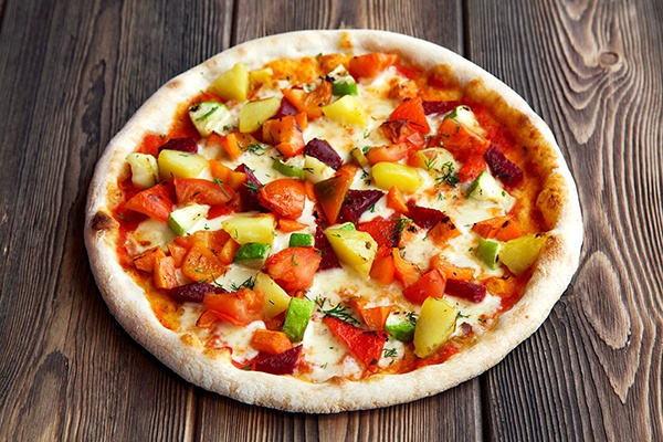 Grilled pizza with vegetables