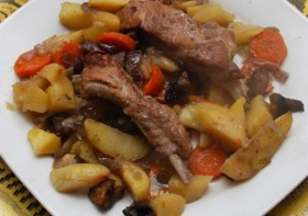 Ribs in a cauldron with vegetables